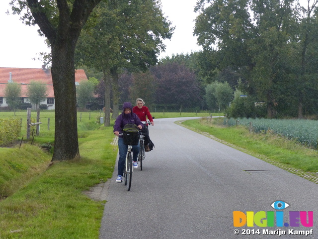 FZ008450 Jenni and Machteld biking in the rain